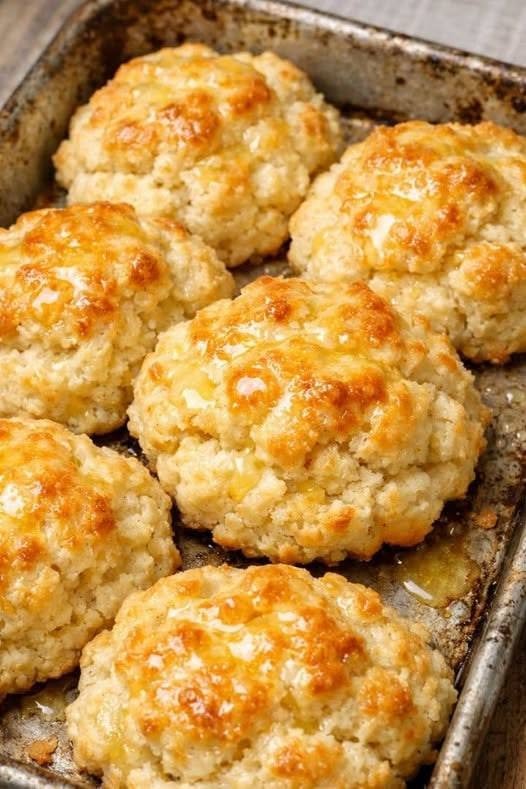 Grandma’s 3-Ingredient Sunday Biscuits: Easy, Golden, Buttery and Perfectly Soft 806887786_1057503380617118_5258336618983114678_n