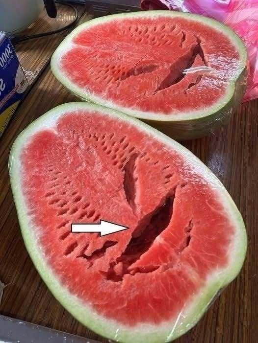You cut open a watermelon and saw cracks? Stop eating it immediately! Here's what it means! 813901348_2381166819288827_6720392744944714610_n